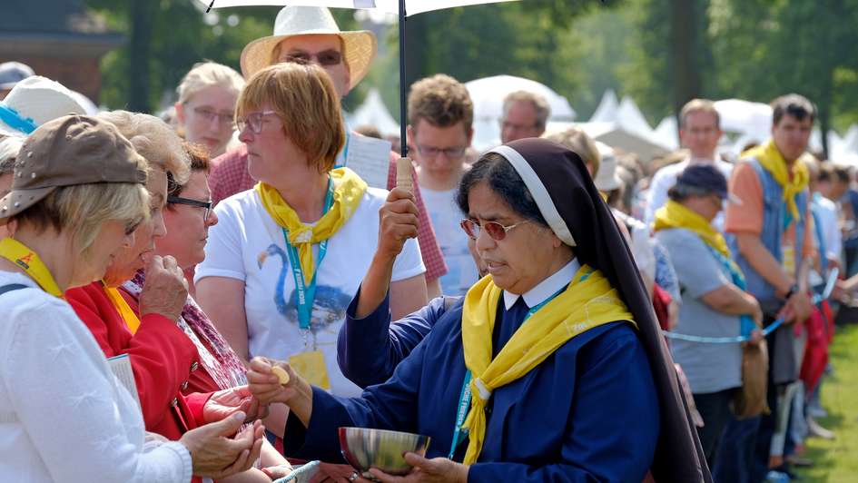 Eine Ordensschwester teilt beim Katholikentag die Kommunion aus