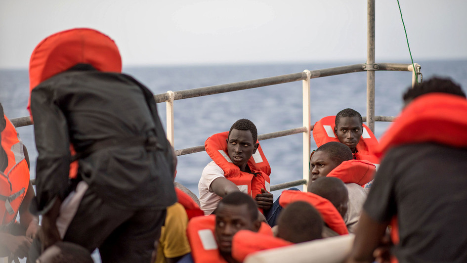 Flüchtlinge auf dem Mittelmeer von einem Rettungsschiff gerettet