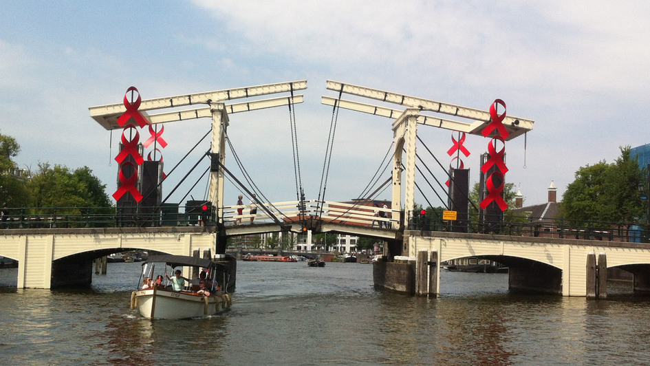 Brücke „Magere Brug“ in Amsterdam geschmückt mit roten Schleifen