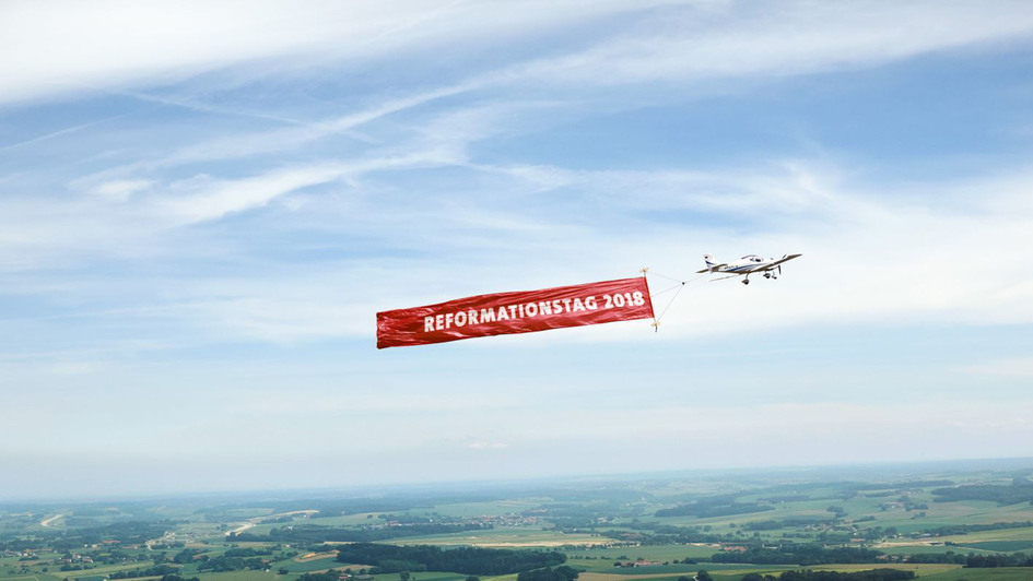 Flugzeug mit Banner „Reformation 2018“