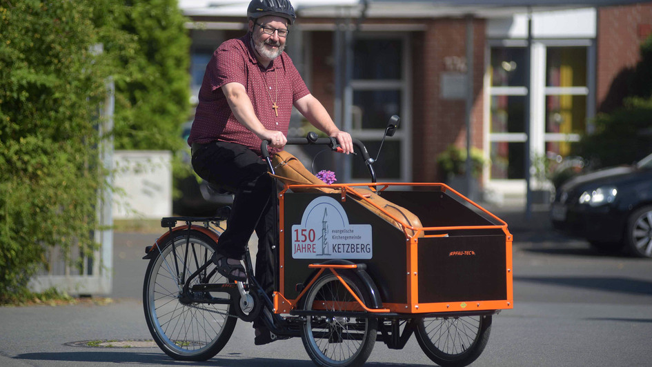 Pfarrer Helmut Benedens mit seiner mobilen Kirche