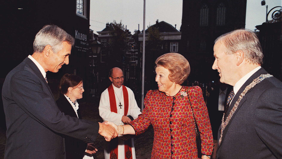 Der ehemalige ÖRK-Generalsekretär Konrad Raiser begrüßt Königin Beatrix