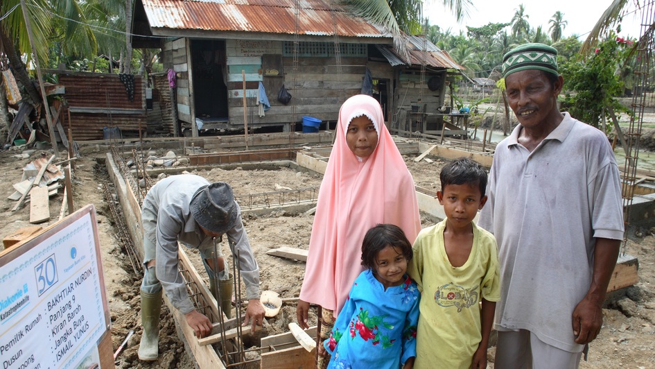 Wiederaufbau von einem Haus auf Indonesien nach dem Tsumani 2004