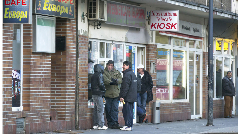 Männer aus Osteuropa auf einem 'Arbeiterstrich' in Dortmund
