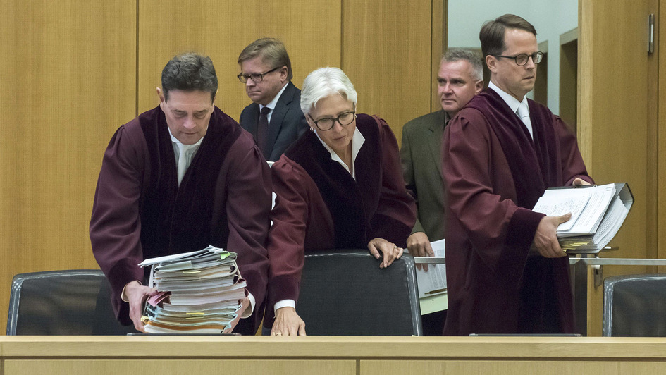 der achte Senat des Bundesarbeitsberichts unter unter Vorsitz von Anja Schlewing betritt den Gerichtssaal in Erfurt