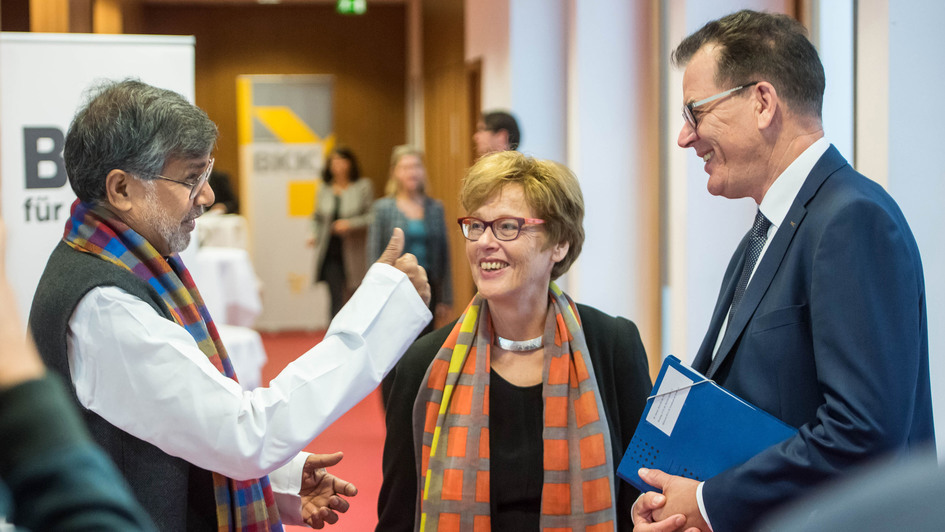 Friedensnobelpreisträger Kailash Satyarthi, „Brot für die Welt“-Präsidentin Cornelia Füllkrug-Weitzel und Bundesentwicklungsminister Gerd Müller