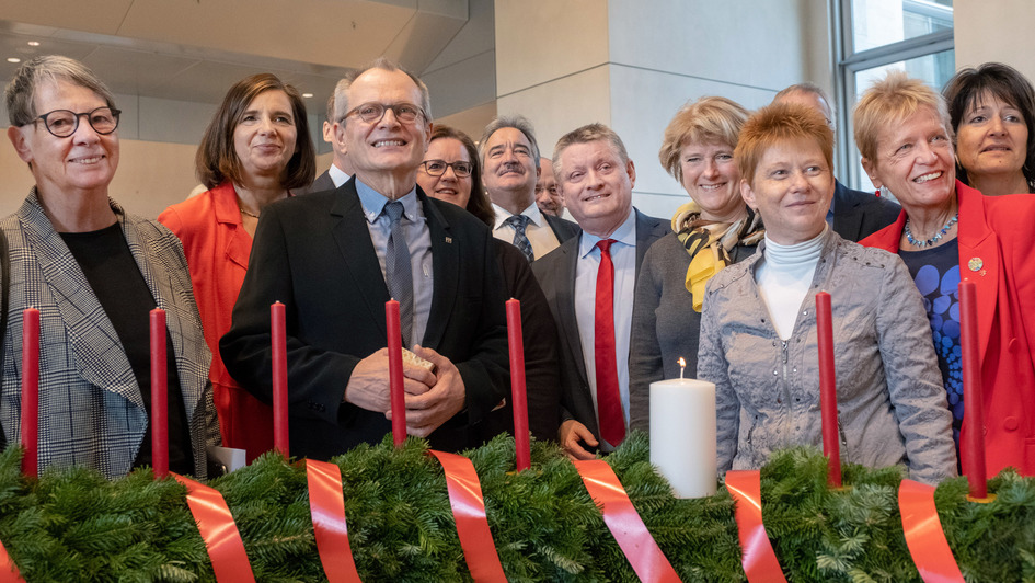 Diakonie-Präsident Ulrich Lilie überreicht einen Adventskranz an den Bundestag