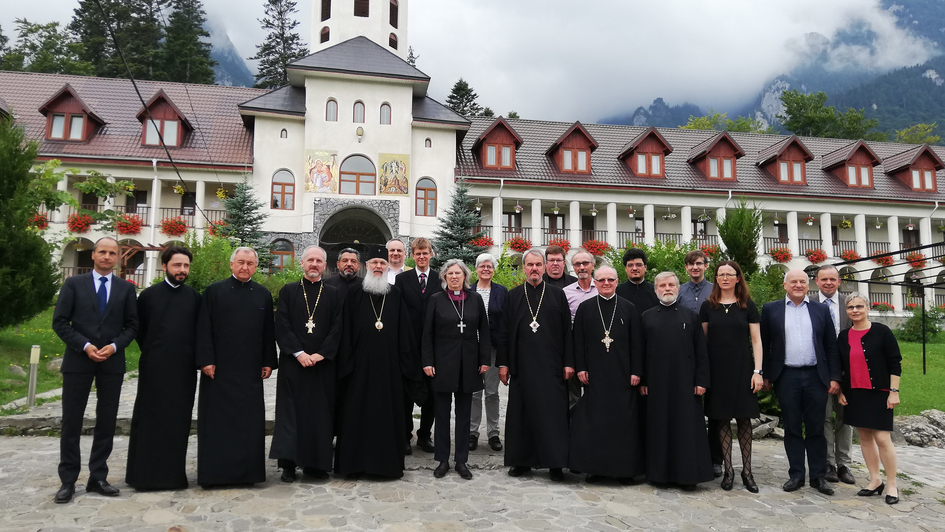 Die Teilnehmenden des 15. bilateralen theologischen Dialogs mit der Rumänisch Orthodoxen Kirche vor dem Tagungsort Kloster Caraiman (Rumänien)