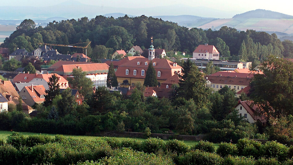 Blick auf das Stadtzentrum Herrnhuts mit dem zentralen Kirchsaal der Brüdergemeine.