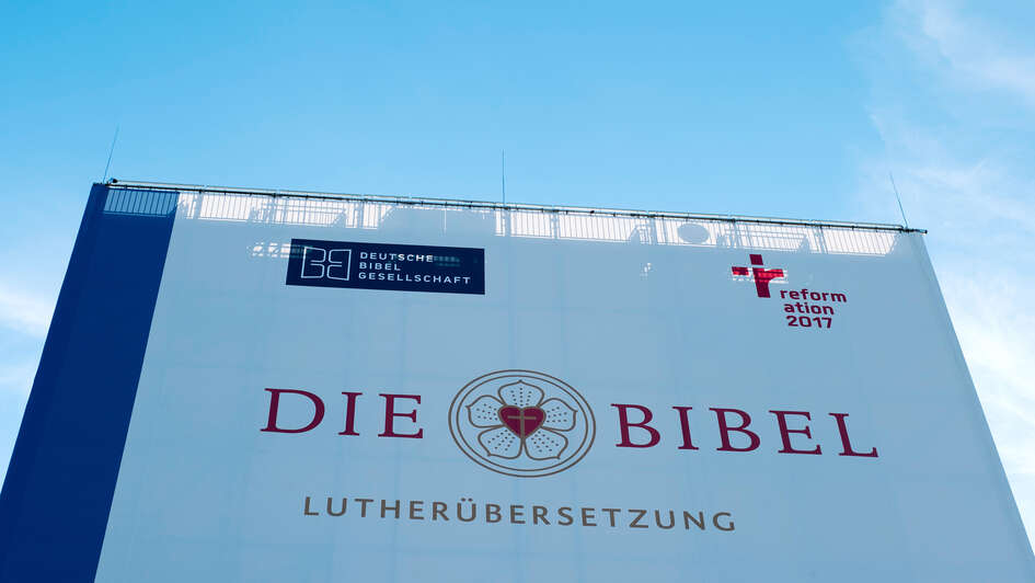 Die Lutherbibel 2017 als Aussichtsturm, der im reformationssommer in der Lutherstadt Wittenberg stand