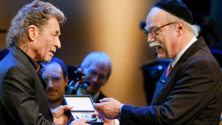 Peter Maffay und Rabbiner Andreas Nachama bei Verleihung der Buber-Rosenzweig-Medaille