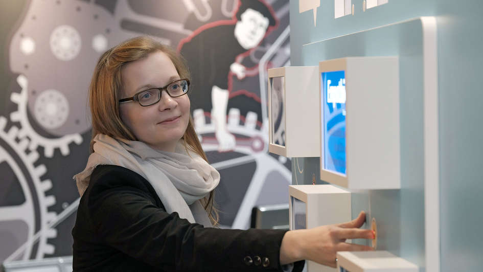 Besucherin der Ausstellung 'Berufungsfabrik' in Dortmund