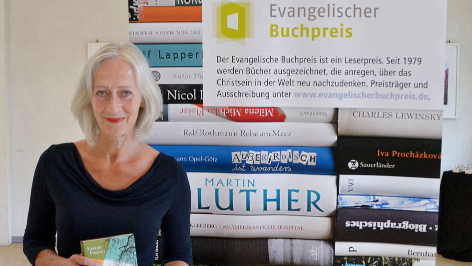 Die Schriftstellerin Susann Pásztor hält ihren Roman in Händen, für den sie den Evangelischen Buchpreis 2018 erhalten hat