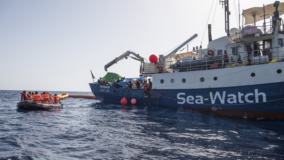 Das private Rettungsschiff 'Sea-Watch-2' bei seinem Einsatz zur Rettung von Flüchtlingen vor der libyschen Küste im Mittelmeer