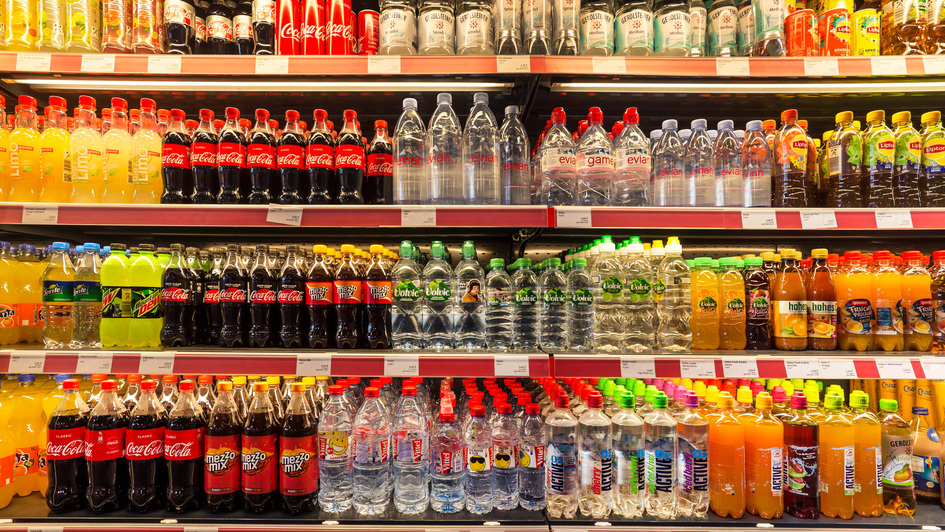 Regal im Supermarkt voller Getränke in Plastikflaschen Regal im Supermarkt voller Getränke in Plastikflaschen