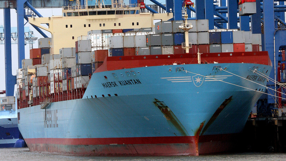 Bugansicht des Frachters 'Maersk Kuantan'  im Containerterminal in Bremerhaven.