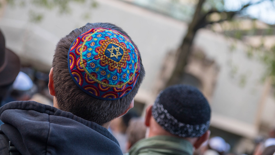 Zwei Männerköpfe mit Kippa von hinten aufgenommen