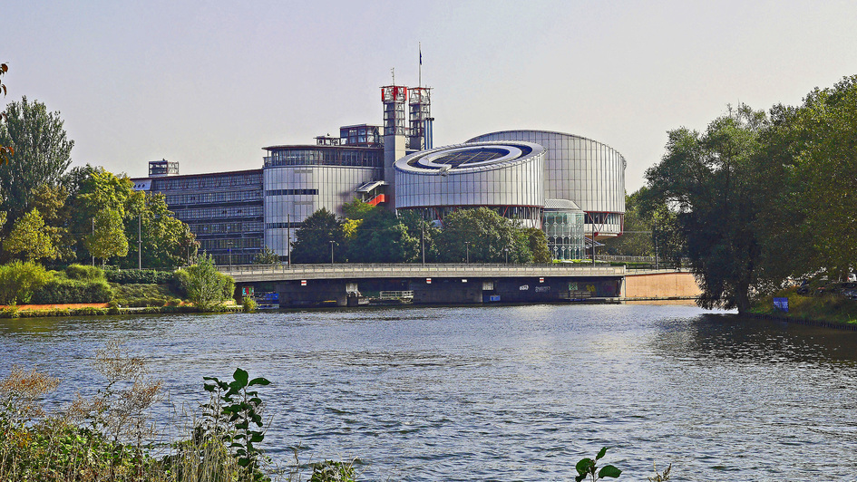 Blcik übers Wasser auf den Europäischen Gerichtshof in Brüssel