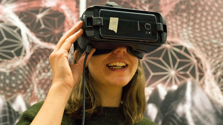 Frau mit Virtual-Reality-Brille