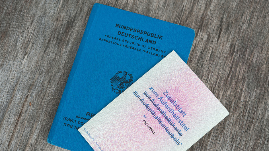 Blauer Pass mit Aufenthaltstitel für Flüchtlinge