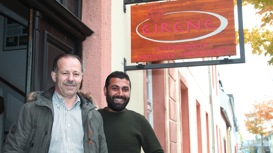 Iyad Asfour und Bilal Al Masri unter dem Schild der internationalen Geschäftsstelle von Eirene in Neuwied