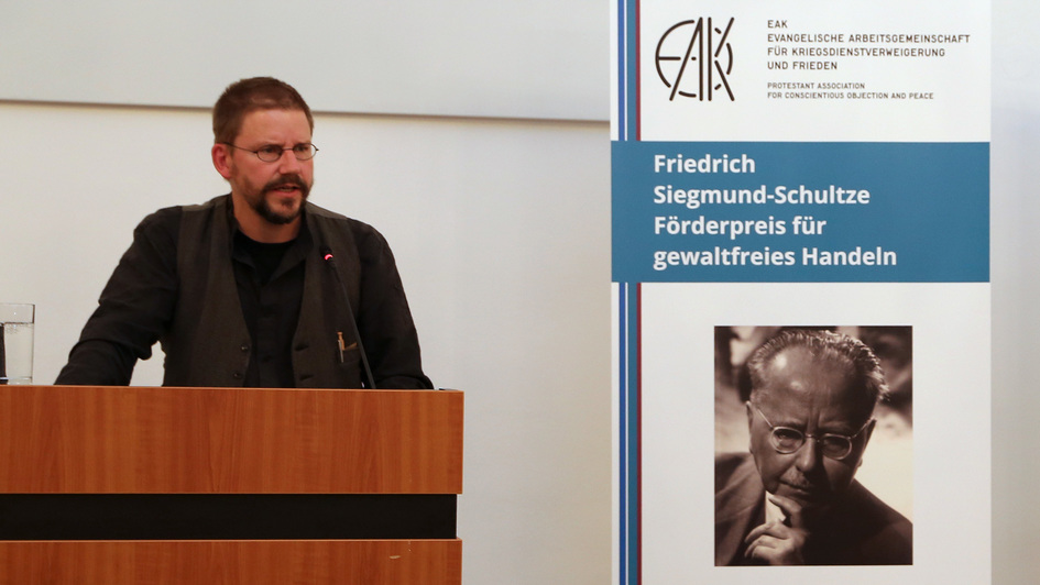 Menschenrechtsaktivist Peter Steudtner hält die laudtion für den Träger des Evangelischen Friedenspreises 2018, Eirene