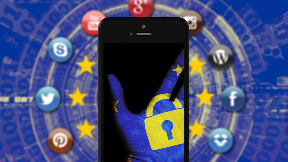 Symbole für Social Media Plattformen un ddie Sterne der Europäischen Union umkreisen einen Hand und ein Smartphone