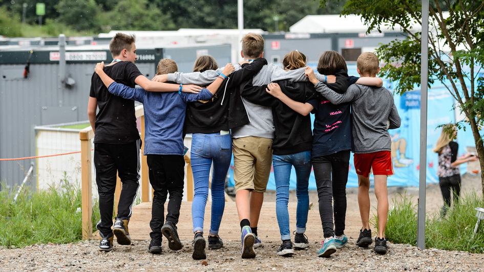 Jugendliche Arm in Arm auf dem Konfirmanden-Zeltlager in Wittenberg zum Reformationsjubiläum 2017