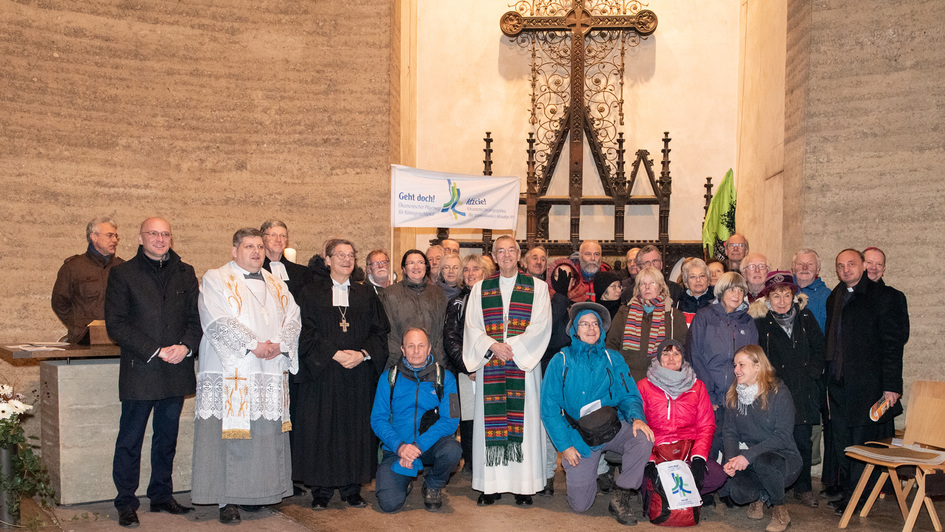 Gruppenbild der Klimapilger mit polnischen und deutschen Geistlichen bei einem ökumenischen Gottesdienst in der Versöhnungskapelle in Berlin