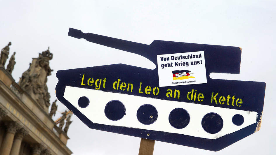 Panzer als Pappschild bei einer Demo gegen Waffenexporte in Berlin