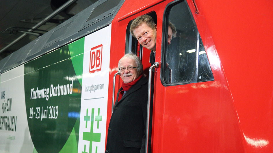 Der Vorstandsvorsitzende der Deutschen Bahn, Richard Lutz und Kirchentagspräsident Hans Leyendecker vor der Intercity-Lok mit Kirchentagsmotto