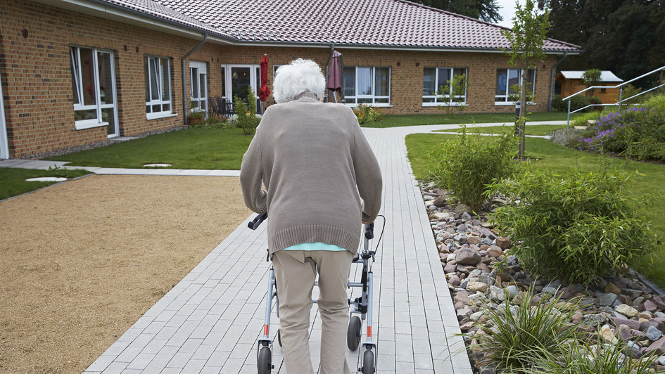 Patientin mit einem Rollator in einer Pflegeeinrichtung für Menschen mit Demenz