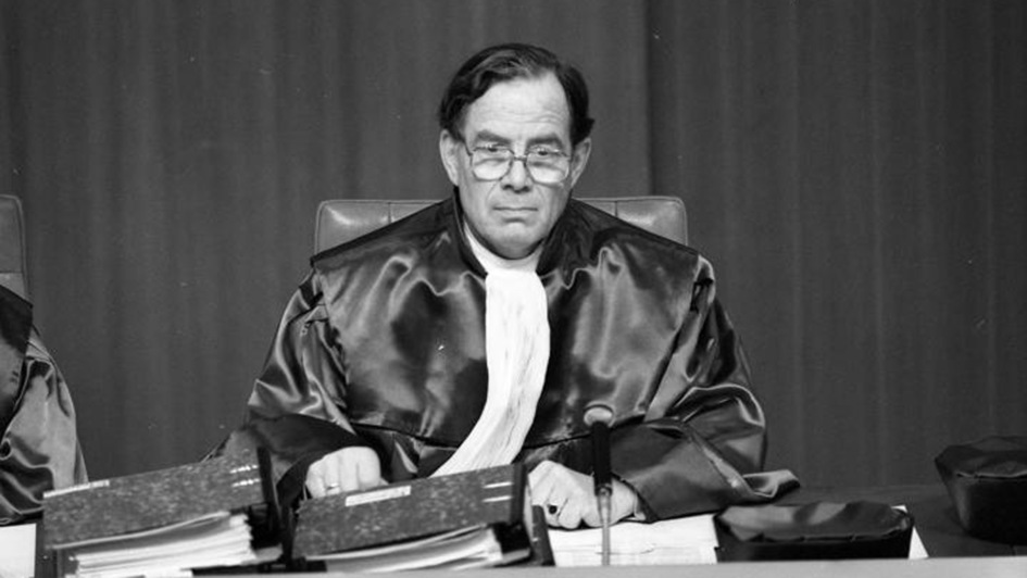 Der ehemalige Verfassungsrichter Ernst-Wolfgang Böckenförde in Robe am Bundesverfassungsgericht (Foto von 1989)