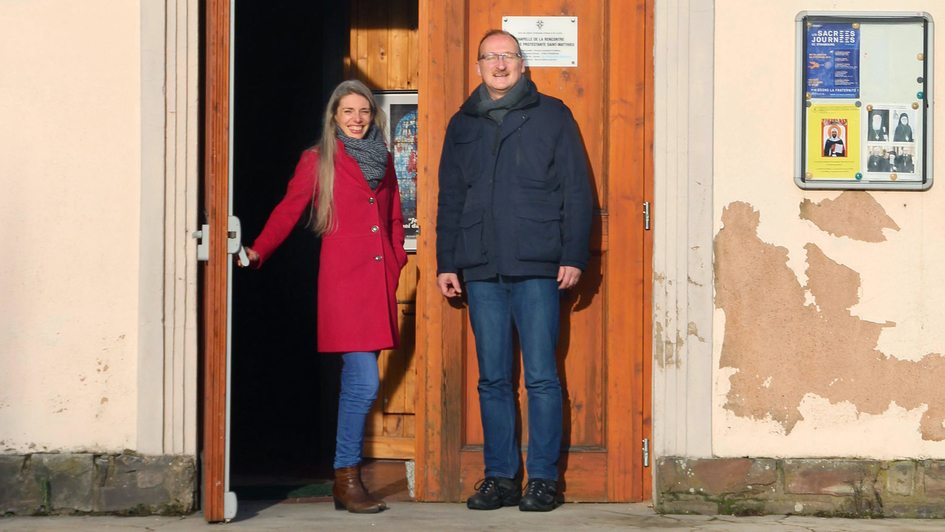 Kehler Dekan Guenter Ihle und Strassburger Pfarrerin Roos Van De Keere stehen vor der 'Kapelle der Begegnung' in Strassburg