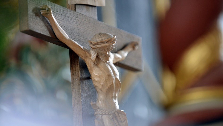 Kruzifix auf dem Altartisch in der Bartholomaeus-Kirche in Golzwarden