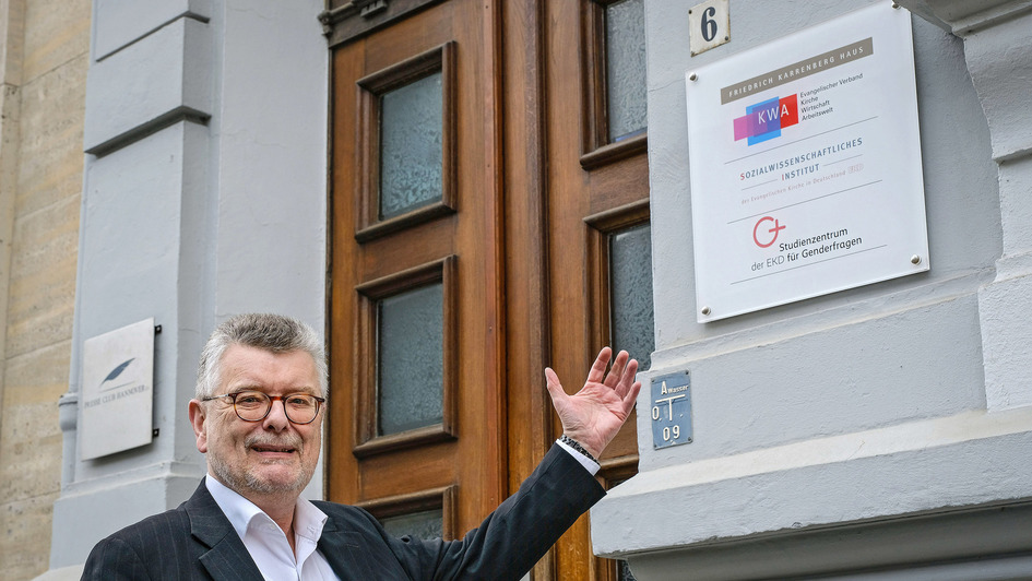 Gerhard Wegner vor dem Gebäude des Sozialwissenschaftlichen Instituts der EKD