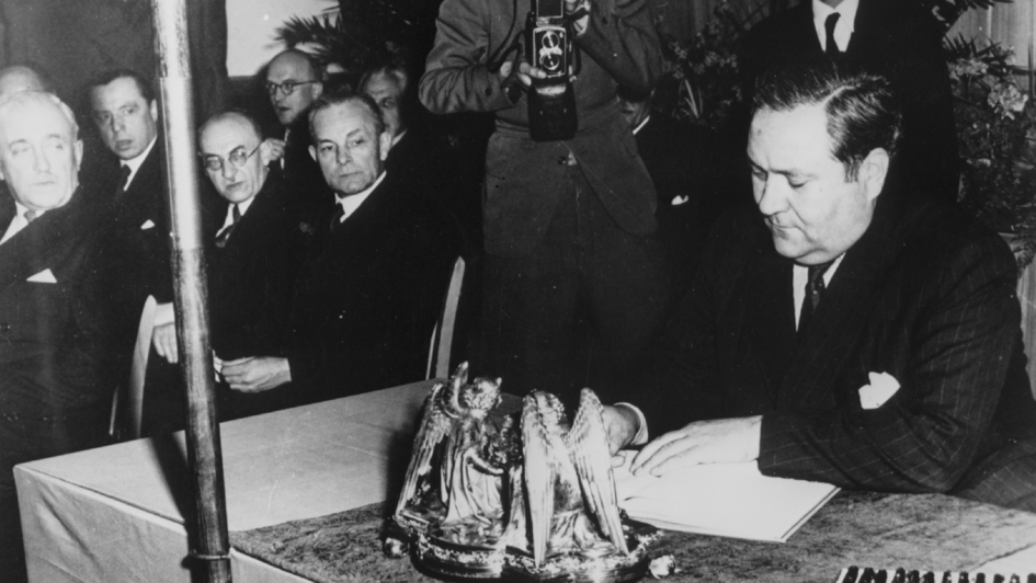 Carlo Schmid (SPD) am 23. Mai 1949 bei der Unterzeichnung des Grundgesetzes