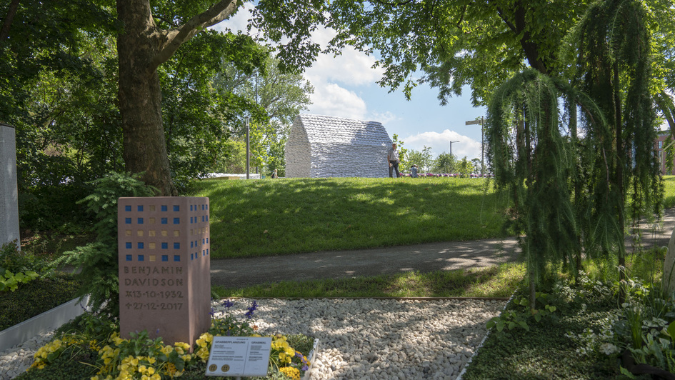 Grab und 'Capella' aus Sandsäcken auf der Bundesgartenschau in Heilbronn