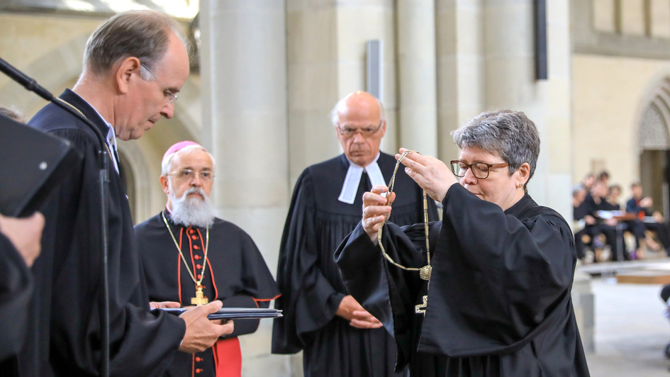 Ilse Junkermann legt das Amtskreuz ab und übergibt es dem Leitenden Bischof der Vereinigten Evangelisch-Lutherischen Kirche Deutschlands (VELKD), Landesbischof Ralf Meister aus Hannover