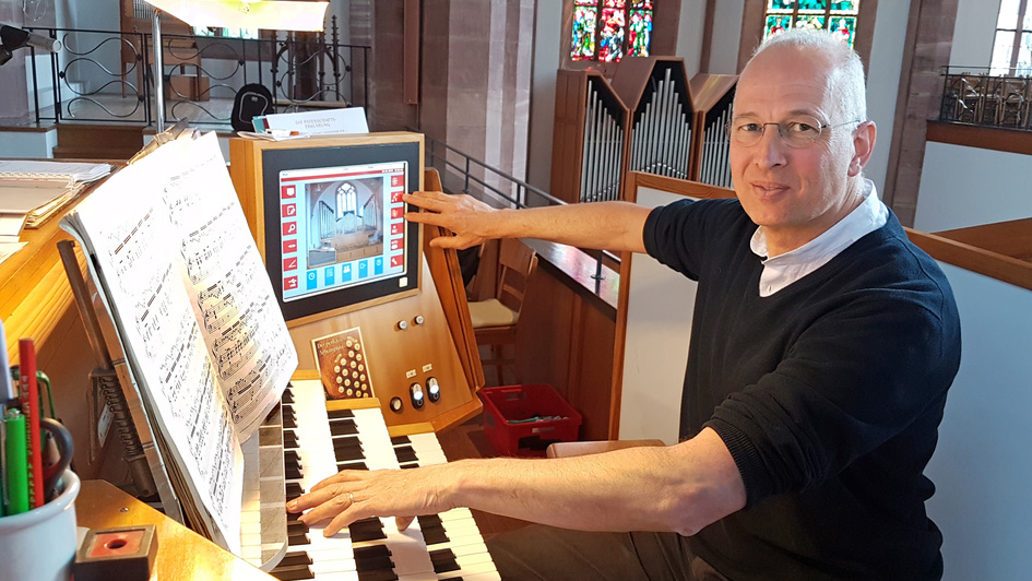 Mithilfe eines Touchscreens kann Kirchenmusikdirektor Peter Ammer zuvor aufgenommene Stücke auf der Orgel in der Nagolder Stadtkirche abspielen.