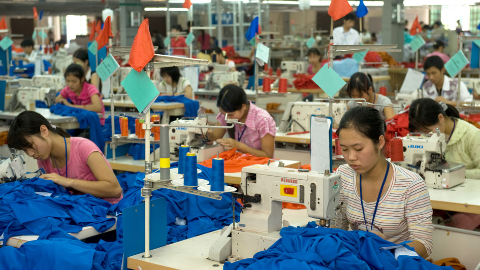 Näherinnen an Nähmaschinen in einer Textilfabrik in Hung Yen in Vietnam