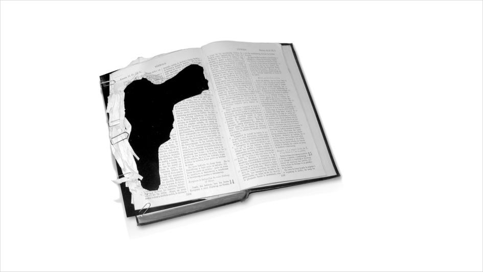 'Mandela-Bibel', in der die Umrisse einer Pistole ausgeschnitten wurden