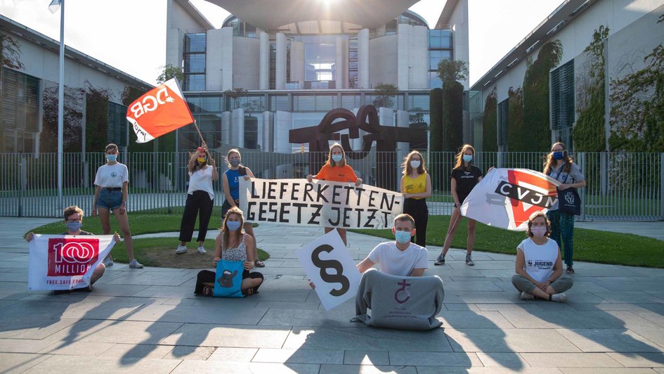 Vertreterinnen und Vertreter verschiedener Jugendorganisationen fordern vor dem Kanzleramt in Berlin ein Lieferkettengesetz