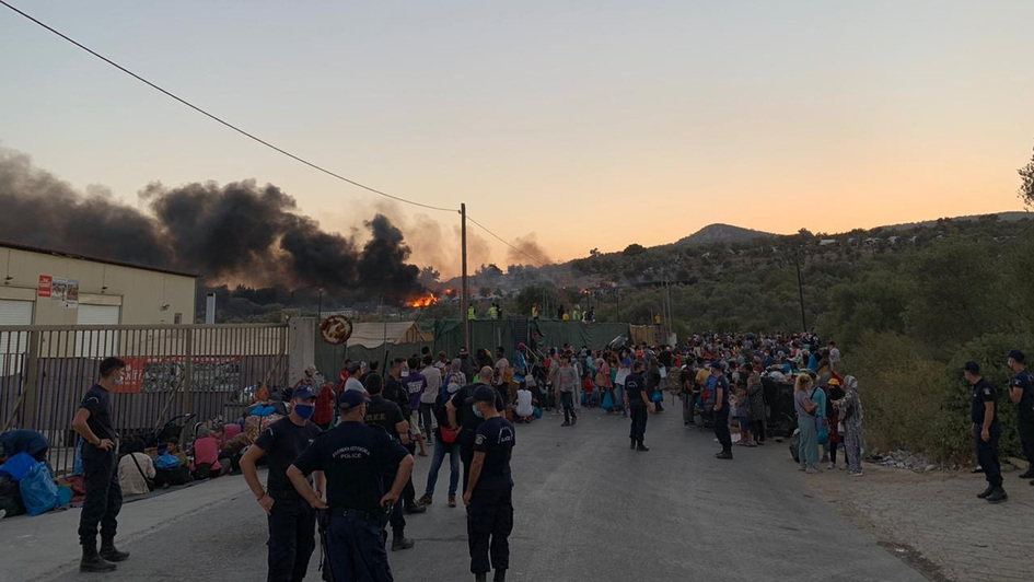 In der Nacht zum 9. September hatte ein Feuer große Teile des mit mehr als 12.000 Menschen völlig überfüllten Lagers auf Lesbos verwüstet. Tausende Menschen mussten sich vor den Flammen in Sicherheit bringen.
