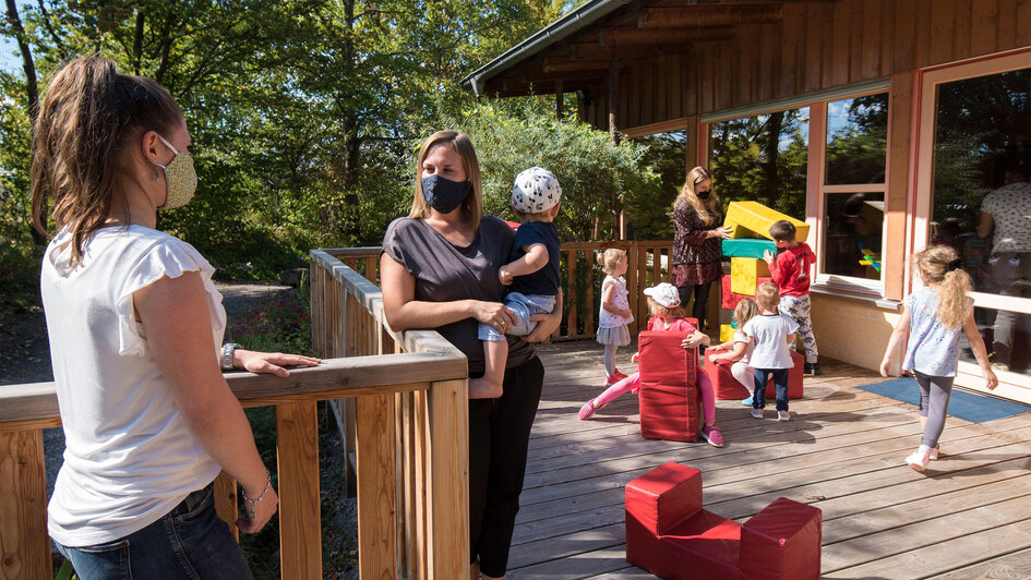 Petra Ruby (mit Sohn Mika auf dem Arm) ist in der protestantischen Kindertagesstaette in Kaiserslautern-Betzenberg im Gespraech mit Erzieherin Marie Luise Loserth. Petra Ruby (mit Sohn Mika auf dem Arm) ist in der protestantischen Kindertagesstaette in Kaiserslautern-Betzenberg im Gespraech mit Erzieherin Marie Luise Loserth.