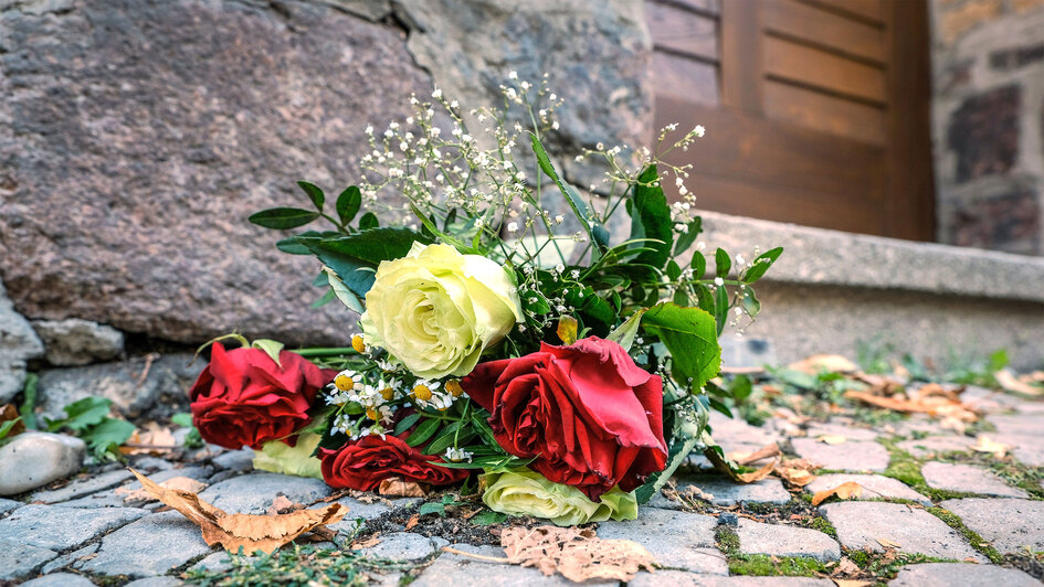 Blumen vor der Tür der Synagoge