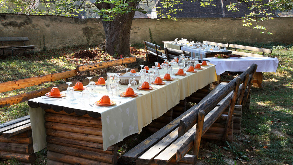 Eine gedeckte Tafel im Garten