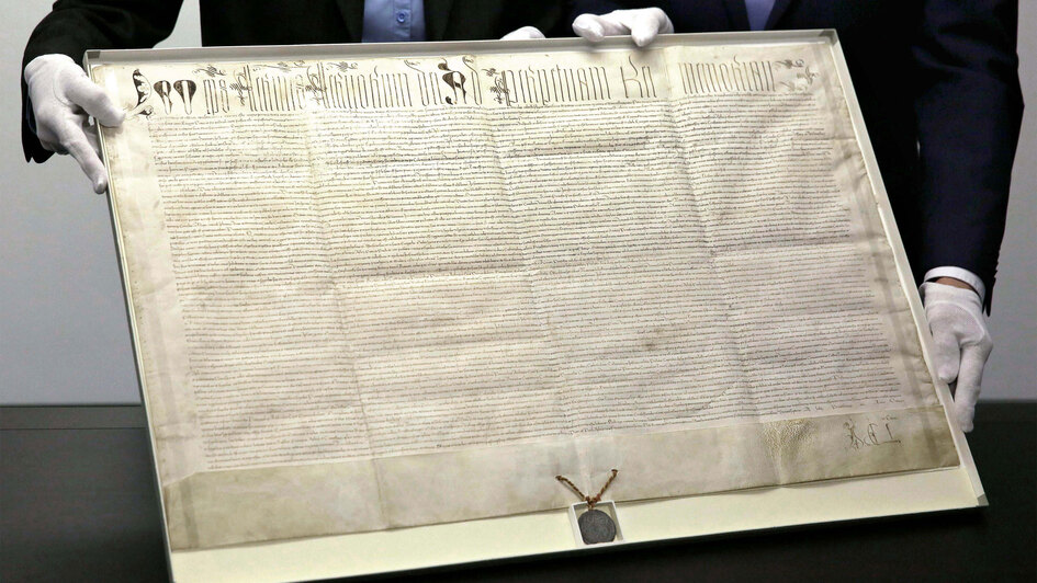 Das Original einer fast 500 Jahre alten Bannandrohungsbulle von Papst Leo X. gegen Martin Luther (1483-1546). Das Original einer fast 500 Jahre alten Bannandrohungsbulle von Papst Leo X. gegen Martin Luther (1483-1546).