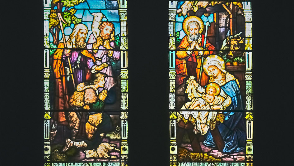 Kirchenfenster mit Darstellung der Weihnachtsgeschichte