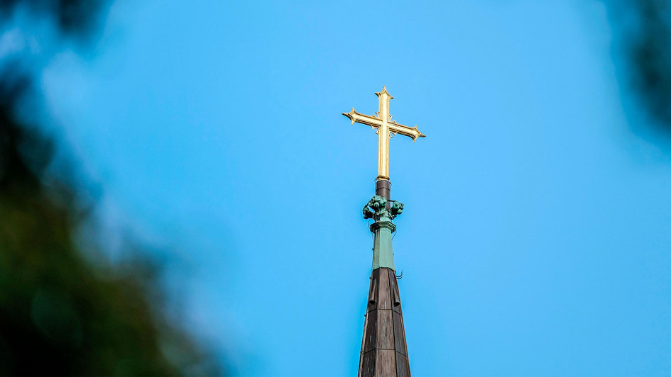Kreuz auf einem Kirchturm